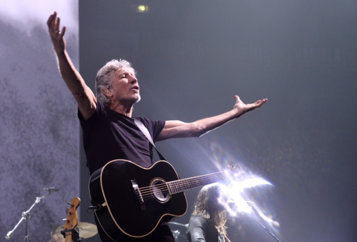 Roger Waters, Musiker aus Großbritannien und Mitbegründer der Band Pink Floyd, spielt auf einem Konzert im Rahmen seiner Show «Us + Them». In diesem Jahr hat er fünf Konzerte in Deutschland geplant. Foto: Onni Ojala/Lehtikuva/dpa