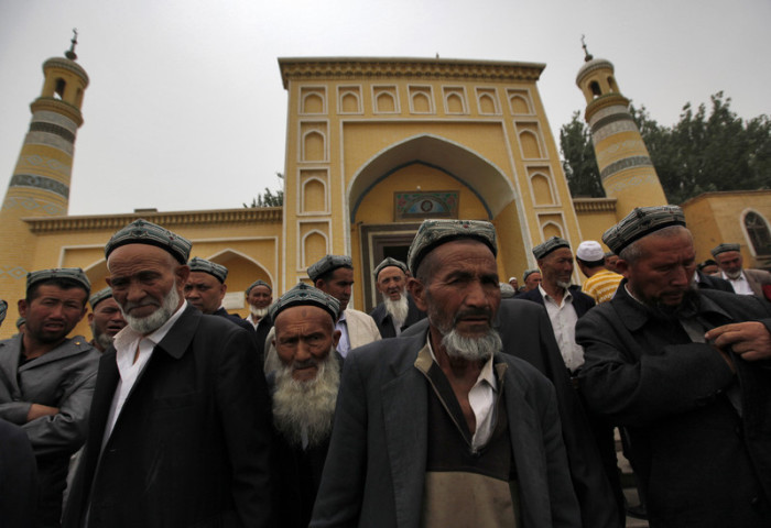  Eine Gruppe von gläubigen Muslimen der uigurischen Minderheit in der Unruheregion Xinjiang. Foto: epa/How Hwee Young