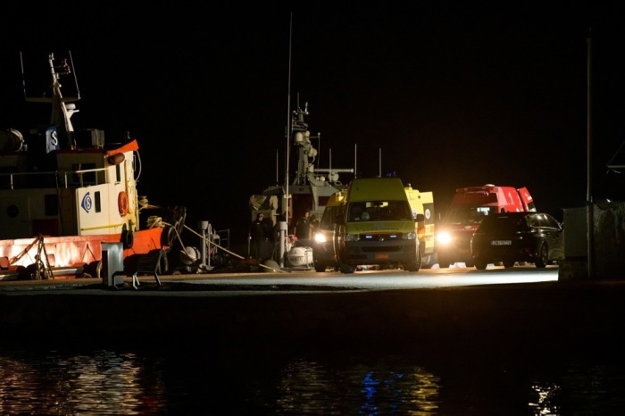 Rettungskräfte bringen Verletzte nach einem tödlichen Bootsunglück mit Migranten im Hafen der griechischen Insel Chios in Krankenhäuser. Foto: epa/Kostas Kourgias