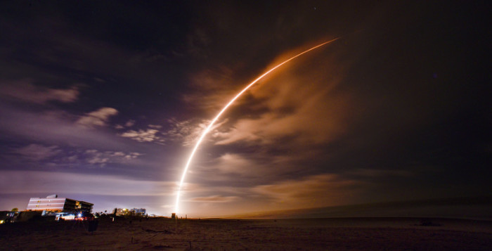 Der Start einer SpaceX Falcon 9 Rakete von der Cape Canaveral Space Force Station ist vom Cocoa Beach aus zu sehen. Foto: Malcolm Denemark/Florida Today/ap/dpa