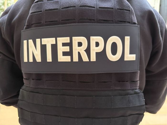 Ein Interpol-Mitarbeiter steht im Hauptsitz in Lyon. Foto: Rachel Sommer/dpa