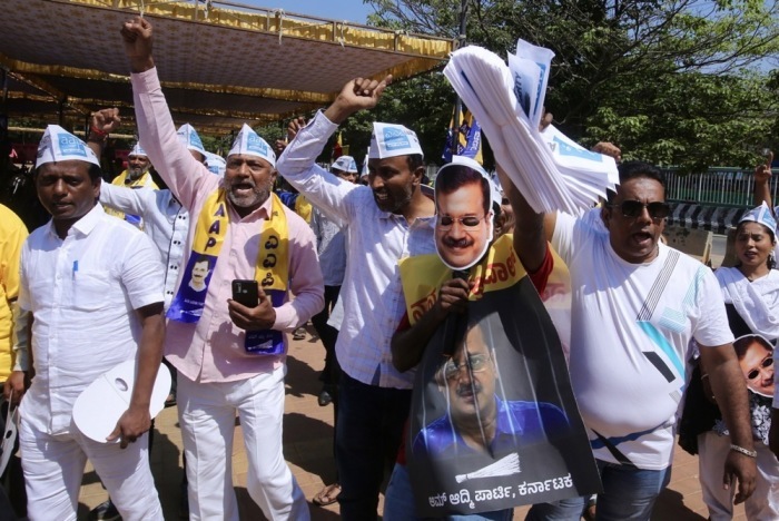 Protest der indischen Opposition gegen die Verhaftung des Ministerpräsidenten von Delhi, Arvind Kejriwal, in Bangalore. Foto: epa/Jagadeesh Nv
