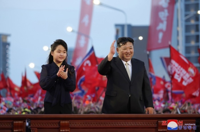 Der nordkoreanische Machthaber Kim Jong Un und seine Tochter nehmen an der Einweihungsfeier der Jonwi-Straße teil. Foto: epa/Kcna