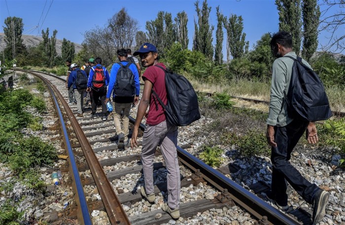 Eine Gruppe illegaler pakistanischer Einwanderer geht auf dem Bahngleis. Foto: EPA-EFE/Georgi Licovski