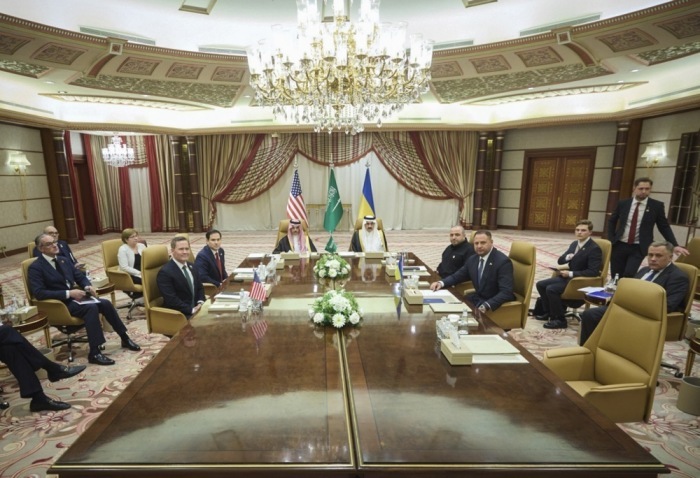 Der ukrainische Präsident Volodymyr Zelensky (L) bei einem Treffen mit dem saudischen Kronprinzen und Premierminister Mohammed bin Salman Al Saud (R) in Jeddah. Foto: epa/Ukraine Presidential Press Service Handout
