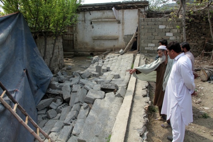 Einheimische überprüfen ein Haus, das bei einem Erdbeben im Swat-Tal beschädigt wurde. Foto: epa/Haseeb Ali
