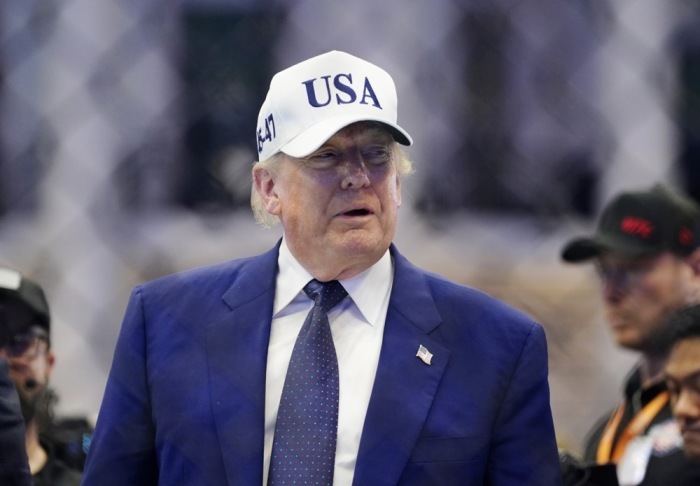 US-Präsident Donald Trump steht nach der UFC-Veranstaltung „Freedom 250“ im Oktagon auf dem Südrasen des Weißen Hauses in Washington. Foto: Bonnie Cash/Pool epa/dpa