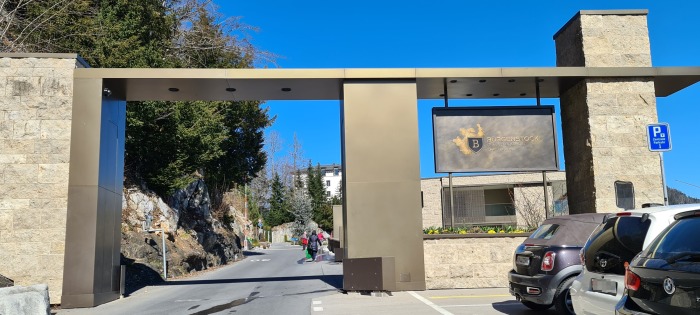 Eingang zum Bürgenstock Resort hoch über dem Vierwaldstättersee, der in diesen Tagen zum Schauplatz heikler Gespräche zwischen den USA und dem Iran wird. Foto: Rüegsegger