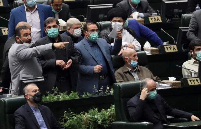 Der iranische Präsident Ebrahim Raisi verteidigt sein Kabinett im Parlament. Foto: epa/Abedin Taherkenareh