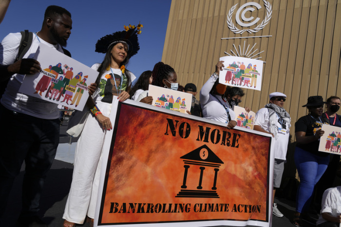 Demonstranten nehmen am Rand des UN-Klimagipfels COP27 an einer «Kick Big Polluters Out»-Protestaktion gegen die Verursacher von Umweltverschmutzung teil. Foto: Peter Dejong/Ap/dpa
