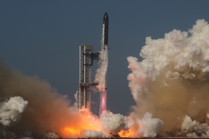 Die Rakete «Starship» von SpaceX startet zu einem Testflug von der Starbase in Texas. Foto: Eric Gay/Ap/dpa