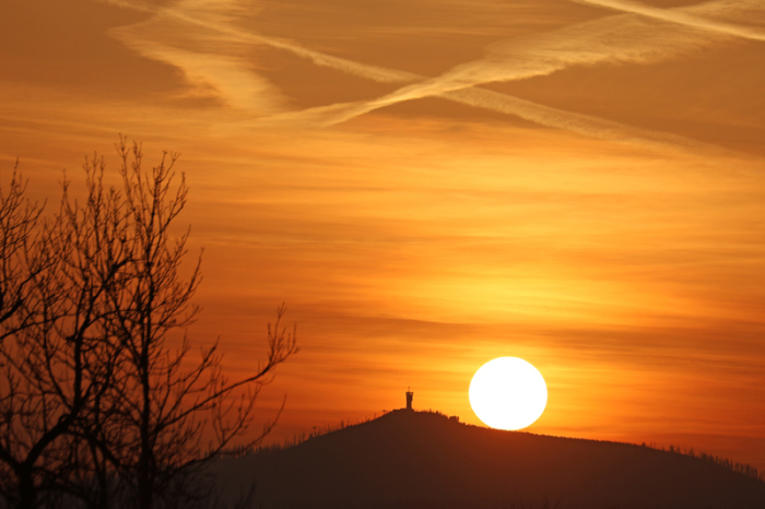 Die Sonne steht hinter einem Schleier aus Saharastaub über dem niedersächsischen Wurmberg. Der Saharastaub färbt den Himmel rot ein. Foto: Matthias Bein/dpa
