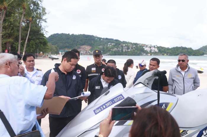 Beamte des Regionalen Marineamts prüfen an einem Strand auf Phuket die Zulassung und Dokumente eines Jetskis. Foto: Sanphet Bunyamanee