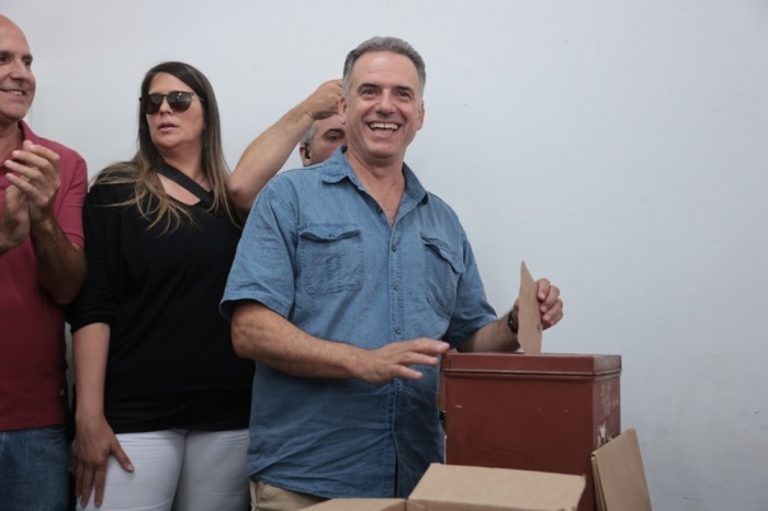 Der Präsident Yamandu Orsi gibt während der zweiten Runde der uruguayischen Präsidentschaftswahlen in Canelones in einem Wahllokal seine Stimme ab. Foto: epa/Gaston Britos