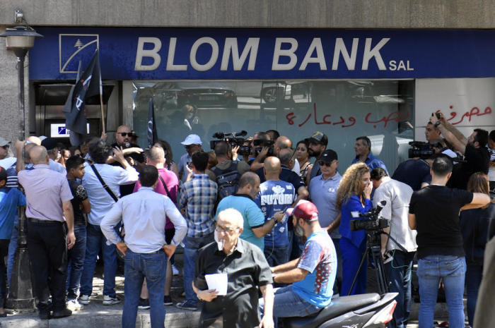 Menschen versammeln sich vor einer Filiale der Blom Bank während einer Geiselnahme in Beirut. Foto: epa/Wael Hamzeh