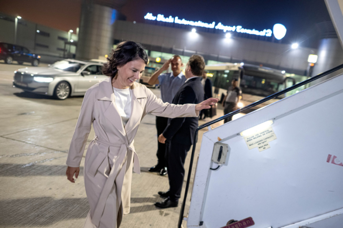 Annalena Baerbock (Bündnis 90/Die Grünen), Außenministerin, steigt in die Regierungsmaschine, ein Airbus A340-300, am Flughafen von Abu Dhabi. Foto: Sina Schuldt/dpa