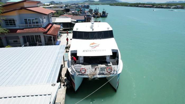 Eine Fähre von Boonsiri High-Speed Ferries liegt an einem Pier in der Provinz Trat. Der Betreiber zählt zu den Unternehmen, die derzeit vor steigenden Treibstoffkosten im Transport- und Tourismussektor warnen. Bild: Boonsiri High-Speed Ferries