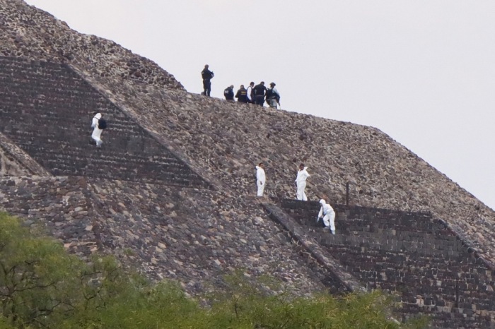 Polizei sichert Tatort in Teotihuacan Schussattacke auf Touristengruppe, bei der mehrere ausländische Besucher verletzt wurden. Foto: EPA/Madla Hartz Highest