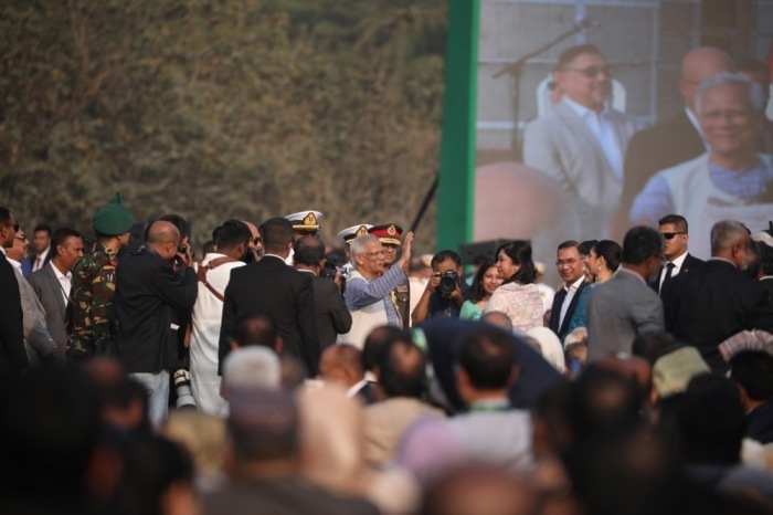 Bei einer Zeremonie vor dem Parlamentsgebäude in Dhaka wird BNP-Chef Tarique Rahman nach einem klaren Wahlsieg als neuer Premierminister von Bangladesch vereidigt. Foto: EPA/Monirul Alam