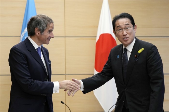 IAEA-Generaldirektor Rafael Grossi trifft den japanischen Premierminister Kishida. Foto: epa/Eugene Hoshiko