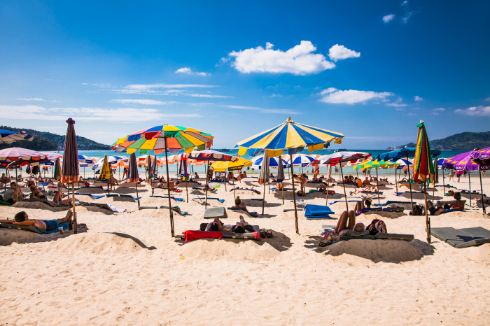 Touristen entspannen am Patong Beach, Phuket. Foto: Aleksandar Todorovic/Adobe Stock