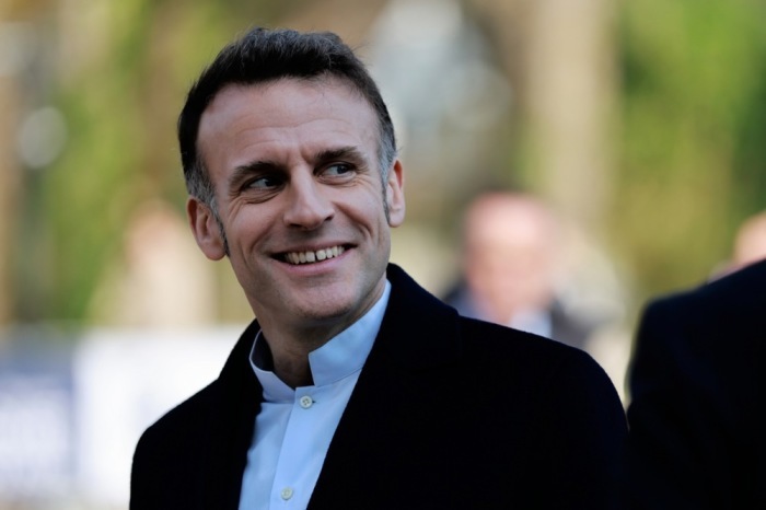 Emmanuel Macron verlässt ein Wahllokal in Le Touquet. In Frankreich hat die erste Runde der Kommunalwahlen begonnen, die am 22. März fortgesetzt werden. Foto: EPA/Jean-francois Badias