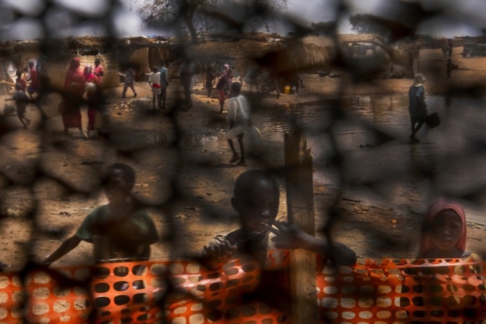 Sudanesische Flüchtlinge erhalten medizinische Hilfe im Übergangslager Adre in Tschad, viele Kinder leiden an Mangelernährung. Foto: epa/Ricardo Garcia Vilanova