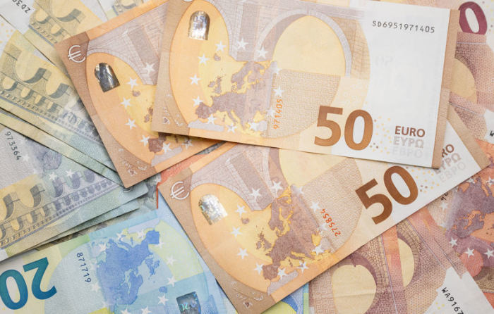 Zahlreiche Euro-Banknoten liegen auf einem Tisch. Erstmals seit dem Karlsruher Haushaltsurteil kommt an diesem Freitag der Bundesrat zusammen. Foto: Hannes P. Albert/dpa