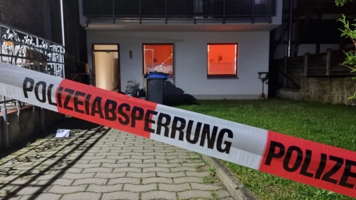 Blick auf die Rückseite eines Hauses mit einem Absperrband der Polizei davor. Eine 75-jährige Frau ist am Montag in ihrem Schreibwarengeschäft in Obernkirchen tot aufgefunden worden. Foto: TNN/dpa