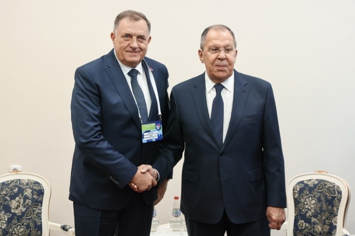 Der russische Außenminister Lawrow und der bosnisch-serbische Politiker Dodik treffen sich in Minsk. Foto: epa/Russian Foreign Ministry Handout