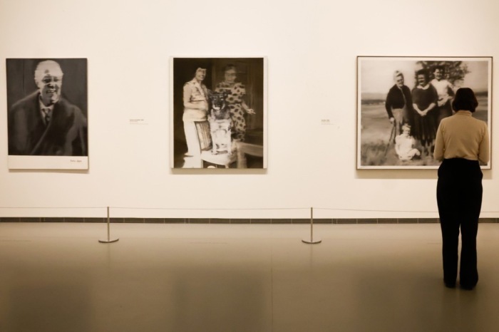 Werke des deutschen Künstlers Gerhard Richter sind in der Fondation Louis Vuitton in Paris zu sehen. Die Ausstellung läuft bis März 2026. Foto: EPA/Mohammed Badra