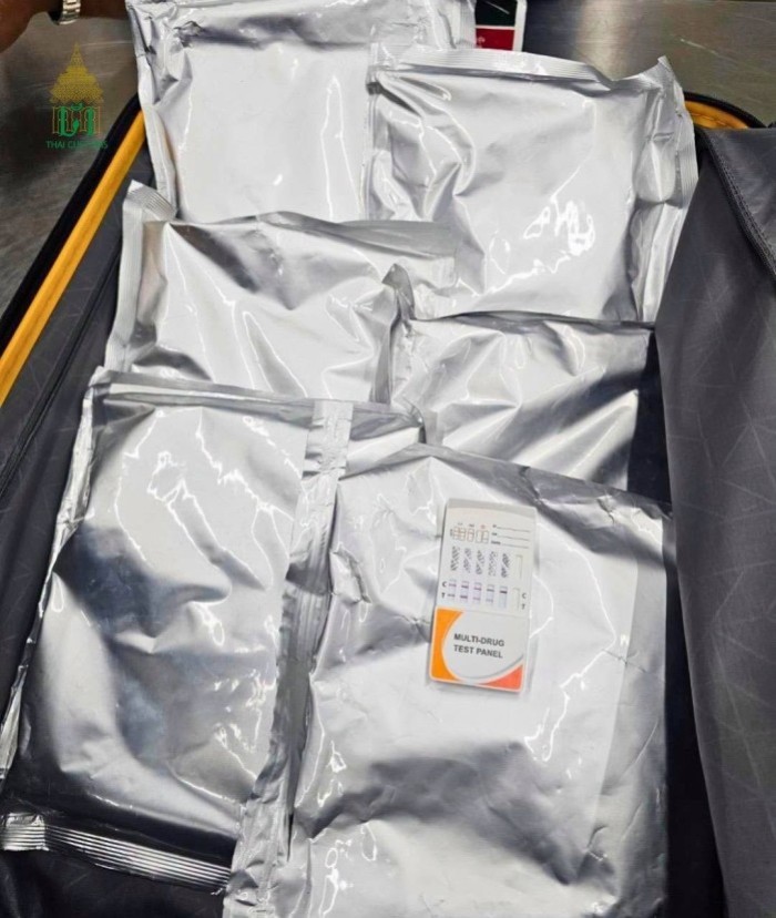 Mehrere vakuumversiegelte Pakete mit der sichergestellten Substanz wurden nach der Kontrolle am Flughafen als Beweismittel dokumentiert. Bild: Thai Customs Department