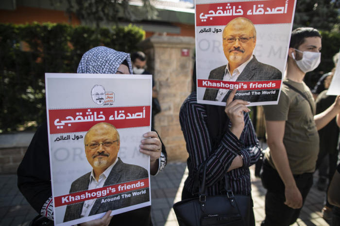 Leute halten Bilder von Jamal Khashoggi in Istanbul. Foto: epa/Tolga Bozoglu
