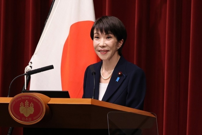 Die japanische Premierministerin Takaichi Sanae spricht während einer Pressekonferenz in der offiziellen Residenz des Premierministers in Tokio. Foto: epa/Rodrigo Reyes Marin