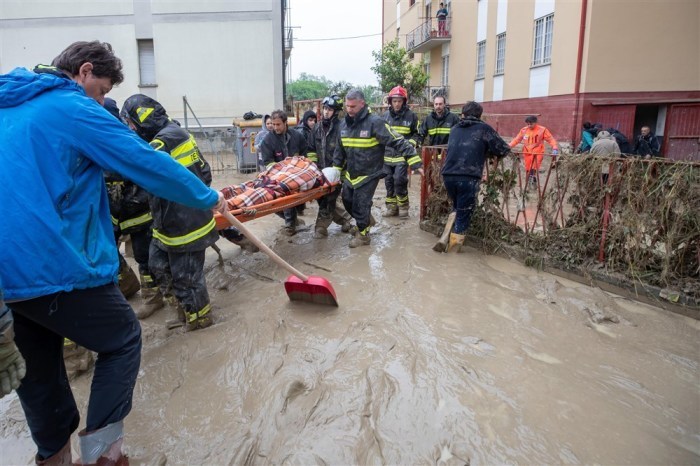 Rettungskräfte evakuieren eine Person auf einer Trage inmitten der Überschwemmungen des Flusses Lamone in Faenza. Foto: epa/Pasquale Bove