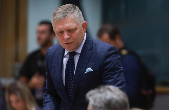 Der slowakische Regierungschef Robert Fico trifft zum EU-Gipfel in Brüssel ein, bei dem unter anderem Ukraine, Verteidigung und Migration beraten werden. Foto: epa/Olivier Hoslet