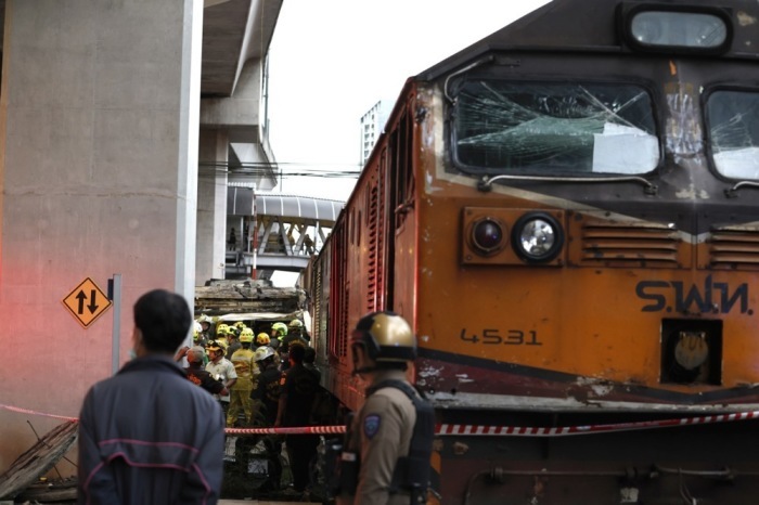 Nach dem tödlichen Zusammenstoß eines Güterzuges mit einem Linienbus in Bangkok haben die Behörden Ermittlungen gegen den Lokführer eingeleitet. Foto: epa/Rungroj Yongrit