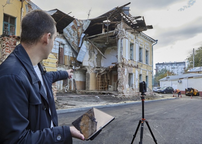 Ukrainische Spezialisten machen einen Test-3-D-Scan eines Architekturdenkmals, das im Sommer durch russischen Beschuss in Charkiw zerstört wurde. EPA-EFE/SERGEY KOZLOV
