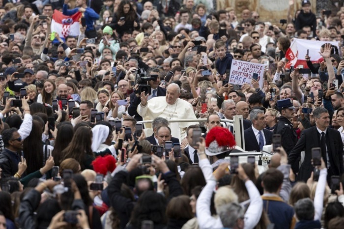 Papst Franziskus winkt aus dem Papamobil, nachdem er die Ostermesse auf dem Petersplatz in der Vatikanstadt geleitet hat. Foto: epa/Massimo Percossi