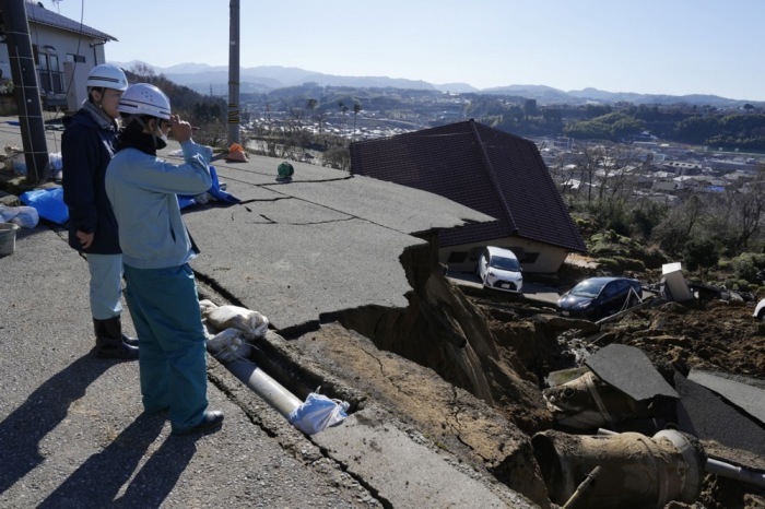Ein Blick auf eine beschädigte Straße nach einem starken Erdbeben in Kanazawa, Präfektur Ishikawa. Foto: epa/Franck Robichon