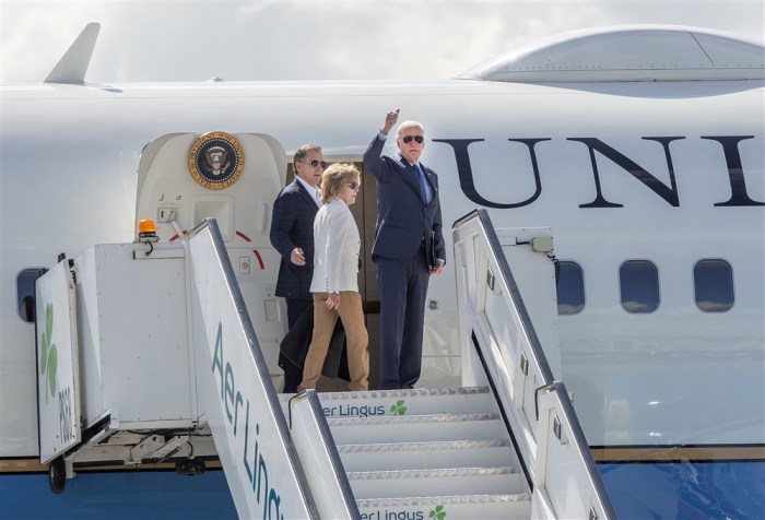 US-Präsident Joe Biden (R) zeigt den Daumen nach oben, als er zusammen mit seiner Schwester Valerie (C) und seinem Sohn Hunter (L) das Flugzeug 