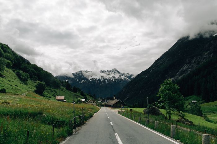 Eine Straße in den Schweizer Alpen bei bewölktem Sommerwetter. Symbolfoto: epa/freepic.diller