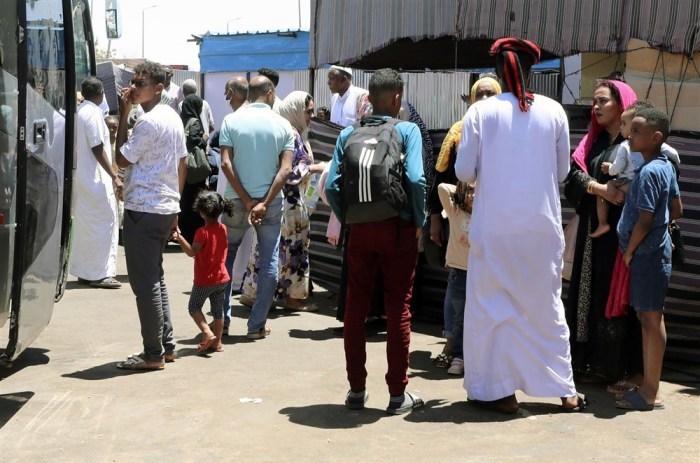 Flüchtlinge aus dem Sudan kommen am Busbahnhof Wadi Karkar in Assuan an. Foto: epa/Khaled Elfiqi