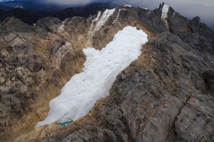 Der Puncak Jaya Gletscher. Einer der wenigen tropischen Gletscher der Welt in der indonesischen Provinz Papua ist wegen der zunehmenden Erderwärmung in Gefahr. Foto: Meteorology, Climatology and Geophysics Agency/dpa