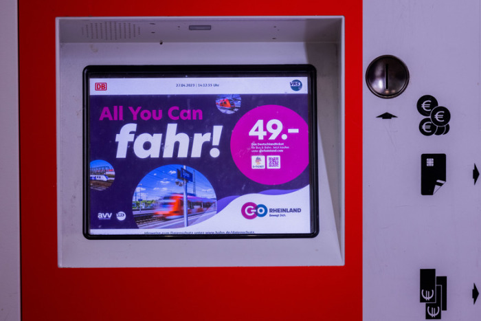 Für das 49-Euro-Ticket wird auf dem Monitor eines Fahrkartenautomaten im Hauptbahnhof geworben. Foto: Rolf Vennenbernd/dpa