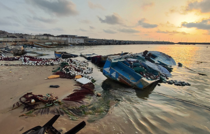 Zerstörte Boote liegen nach israelischen Luftangriffen auf den Gaza-Hafen am Wasser. Foto: Khaled Daoud/Apa Images Via Zuma Press Wire/dpa