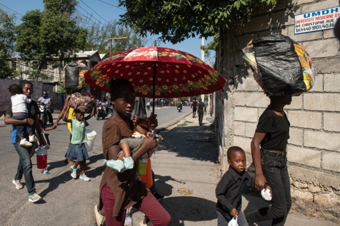 Einwohner gehen eine Straße in Port-au-Prince entlang. Foto: epa/Johnson Sabin