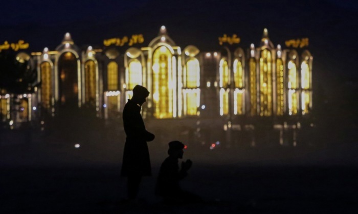 Menschen beten in einem Park in Kabul. UN-Generalsekretär António Guterres fordert ein Ende der Beschränkungen für Frauen in Afghanistan. Foto: epa/Samiullah Popal