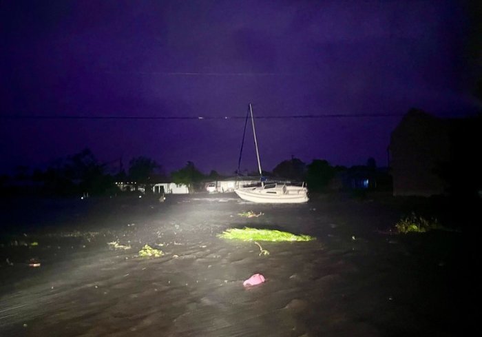 Ein abgeriebenes Boot liegt neben der Fahrbahn in der südöstlichen Ecke von Cape Coral, während die Winde des Hurrikans «Ian» weiterhin auf die überfluteten Straßen peitschen. Foto: Douglas R. Clifford/Tampa Bay Times