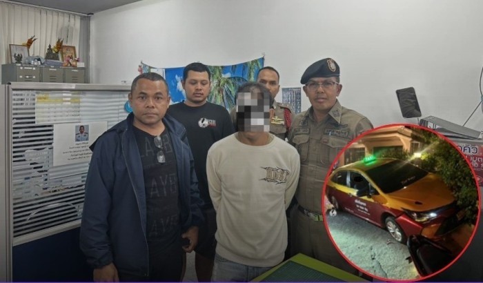 Die Polizei präsentierte einen der Tatverdächtigen nach seiner Festnahme im Zusammenhang mit dem tödlichen Angriff auf einen Taxifahrer auf Koh Samui. Die Ermittlungen gegen weitere Beteiligte dauern an. Bild: Surat Thani Police